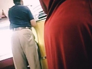 Большая арабская Marocain Ass в Красной джеллабе