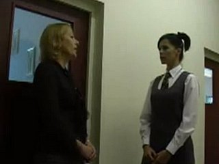 Miss straft Schülerin mit harter Züchtigung xlx