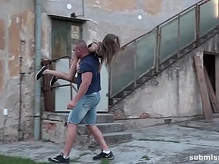 Gaunt adolescente Sarah Kay sequestrado e fodido contra a sua vontade
