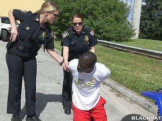 セックスに飢えた警察の女性は、1つのBBCを逮捕し、彼は猫をなめる作るファック
