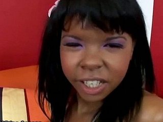 Nettes schwarzes Mädchen Blowjob