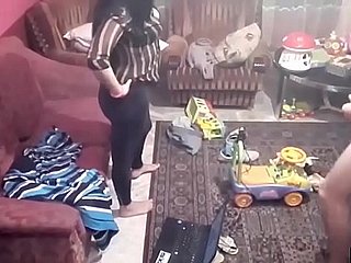 Listen in Kamera zeichnet Paar ficken im Wohnzimmer. JAV245