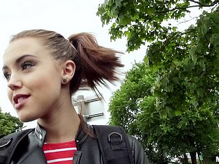 Down in the mouth pigtailed tiener meisje zuigt lul en gee-gee in POV