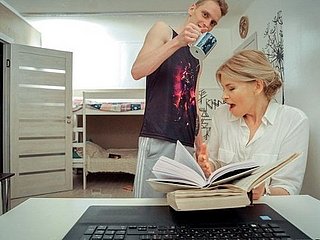 TUTOR4K. Guy thiết lập camera và nói đúng vì họ đã giúp