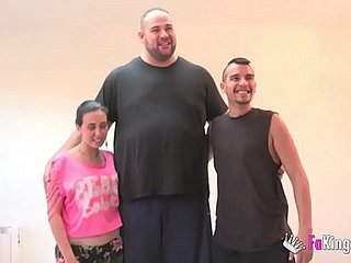 Ein Teenager, ein Riese und ein großer Schwanz! Volk Porno bei FAKings!