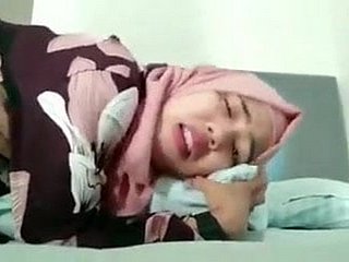 Tudung kena doggie kesakitan