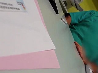 แพทย์ masturbates ในด้านหน้าของผู้ป่วย