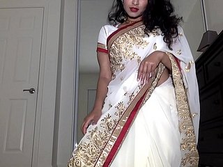 Desi Dhabi di Saree Mendapatkan Naked dan bermain dengan Pussy Hairy
