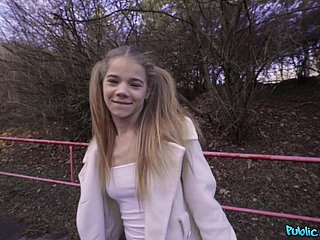 Tiener Babe geeft BJ in Forest 1 - Public Agent