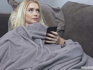Petite Blonde Anastasia Knight is blij om haar benen te verspreiden voor een staaf