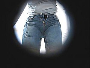 女の子のトイレで隠されたカメラ