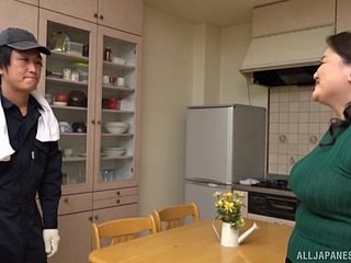 Busty ایشیائی گرم، شہوت انگیز لیڈی Sakuragi Junko کے لئے چوچیان چوسنے کی عادت اور بلی Fingering