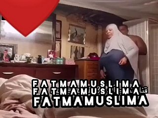 Dikke vrouw in hijab
