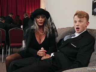Skinny Dude mit einem großen Schwanz fickt schmutzige Oma Sally d'Angelo