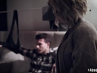 Stepmom کٹ Mercer اس کے Stepson دے اس کے Bildcy منہ کا استعمال کرتے ہوئے کچھ امدادی
