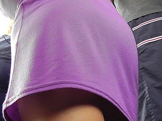Voyeur upskirting di dalam bas