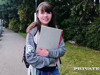 Bông binh Luna brunette bôi trơn đang làm tình với gia sư của mình