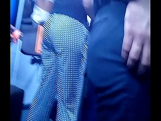 Culito en el bus del aeropuerto