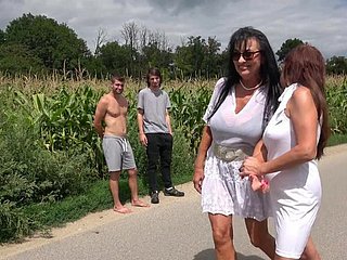 Horny dojrzewa Emily Devine i Lilian Black Get Fucked Outdoors