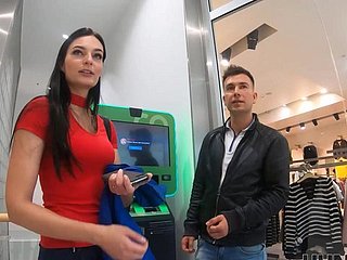 L'homme veut de l'argent et ne fonctionne pas alors il fait se bosser sa copine