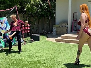 Big Loot Busty Redhead Old woman memainkan Bola Zakar dengan ayam putih Step-Son yang besar