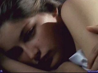 Comel si rambut coklat laetitia casta cuddling selepas seks