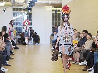 Incise vergeet slipje te dragen up modeshow