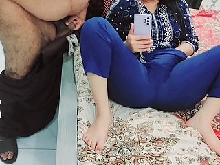 Nursemaid tiri saya menangkap saya menonton lucah di telefon bimbit dan menghukum saya seperti jalang dengan audio hindi