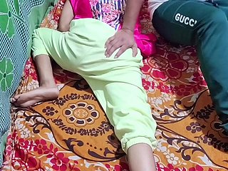 Cô gái Desi đã làm việc bẩn với chú của mình và làm đổ nước của chú trên âm hộ của cô ấy