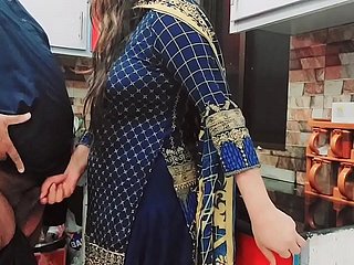 میری بیوی ، ایس بہن گدا نے کچن میں واضح آڈیو گندی بات کرنے اور کراہنے کے ساتھ گڑبڑ کی