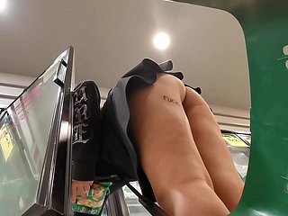Süpermarket arabasına bir kamera koydum ve bugün HD'de göreceğiniz en iyi upskirt olan külotsuz bir Culona kaydettim ve oral seks yok