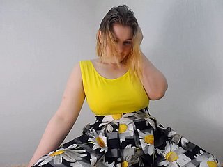 Virgin Girl cums, güzel elbise içinde dans ettikten sonra sert