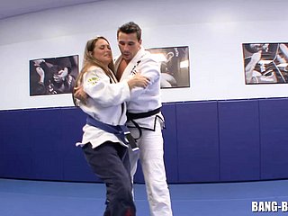Karate Teacher öğütülmüş dövüşten hemen sonra öğrencisini sikikler