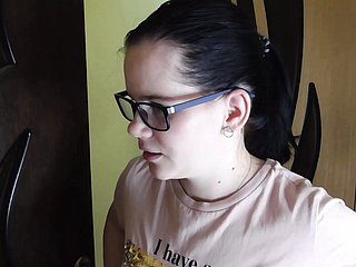 アンナは家に戻り、反逆罪を見ました