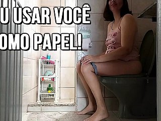 Esposa usa seu cuckold como um papel humano execute banheiro