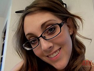 Hete night nearby glazen Nickey Tracker vingerhoedt haar natte kutje kreunend en orgasming