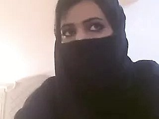 Les femmes arabes en hijab montrant ses seins