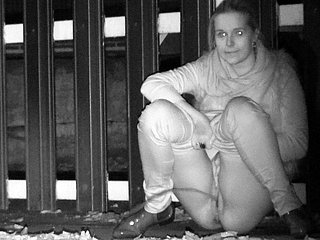 Pissing all'aperto di notte per una bella bionda