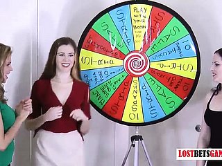 3 очень красивые девушки играют в игру в стрип