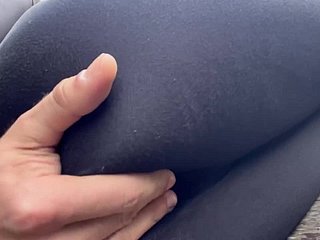 Young Hot Comme ?a me permite jugar con su coño en el parque público - Pov público arriesgado