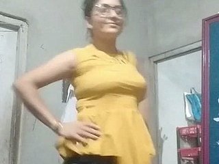 Tante in strakke blouse en beha en ondergoed