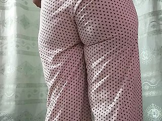 카라치 귀여운 소녀를 보여주는 hipe