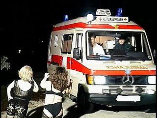 Las zorras de enano cachonda chupan la herramienta de Sponger en una ambulancia