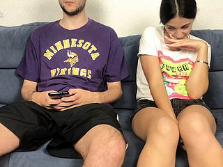 A irmãzinha viu os irmãos Obese Dick através de shorts e não pude resistir! Orgasmo mútuo de punho