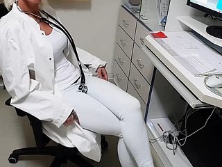 O doutor seduz -a em seu estudo