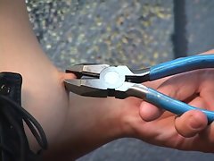 Splendida ragazza giovane far un corsetto bdsm è montata con le pinze