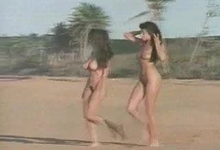 2人のヌーディストビーチベイビー