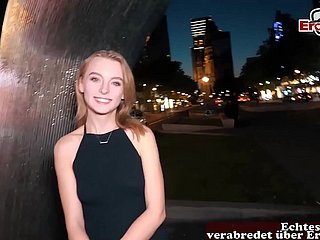 Sevimli Alman sarışın genç, küçük göğüsleri ile gerçek bir fuckdate