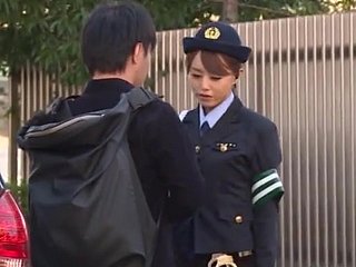 Police officer Slutty Akiho Yoshizawa viene sbattuto sul retro della macchina