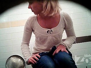 Erfolgreiches Voyeur -Video der Toilette. Blick auf die beiden Kameras.